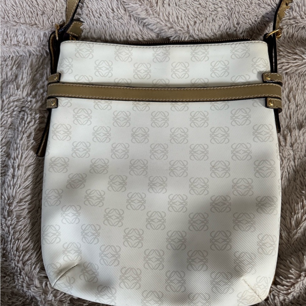 Loewe White and Gold Crossbody Bag with Elegant Design - Picture 3 of 8